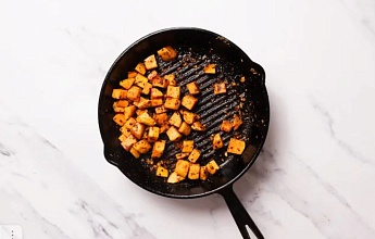 Жареный батат с индейкой, фасолью и овощами